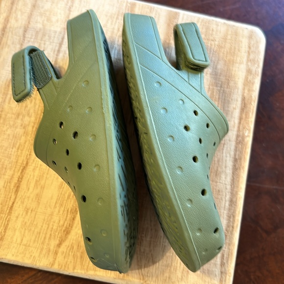 Old Navy Toddler Velcro Crocs Clogs EUC 8 Green Muni Clog Saguaro Boy Unisex - Picture 8 of 8
